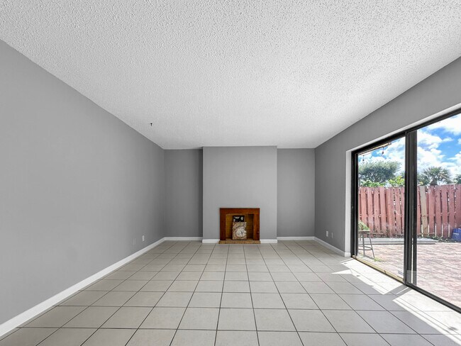 Building Photo - 166 Lake Arbor Dr