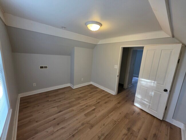 Building Photo - 3 bedroom house with fenced backyard