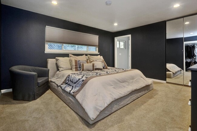 Building Photo - 870 E Empire St