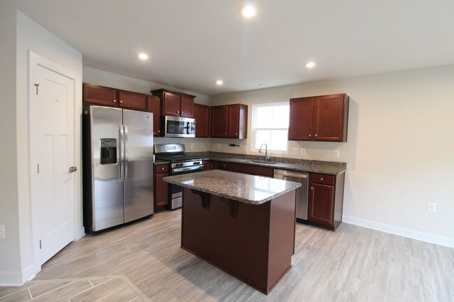 Building Photo - 105 S Peak Dr