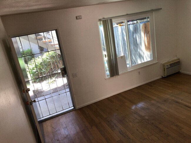 Building Photo - Santa Ana townhome style.  2 bed, 1 1/2 ba...