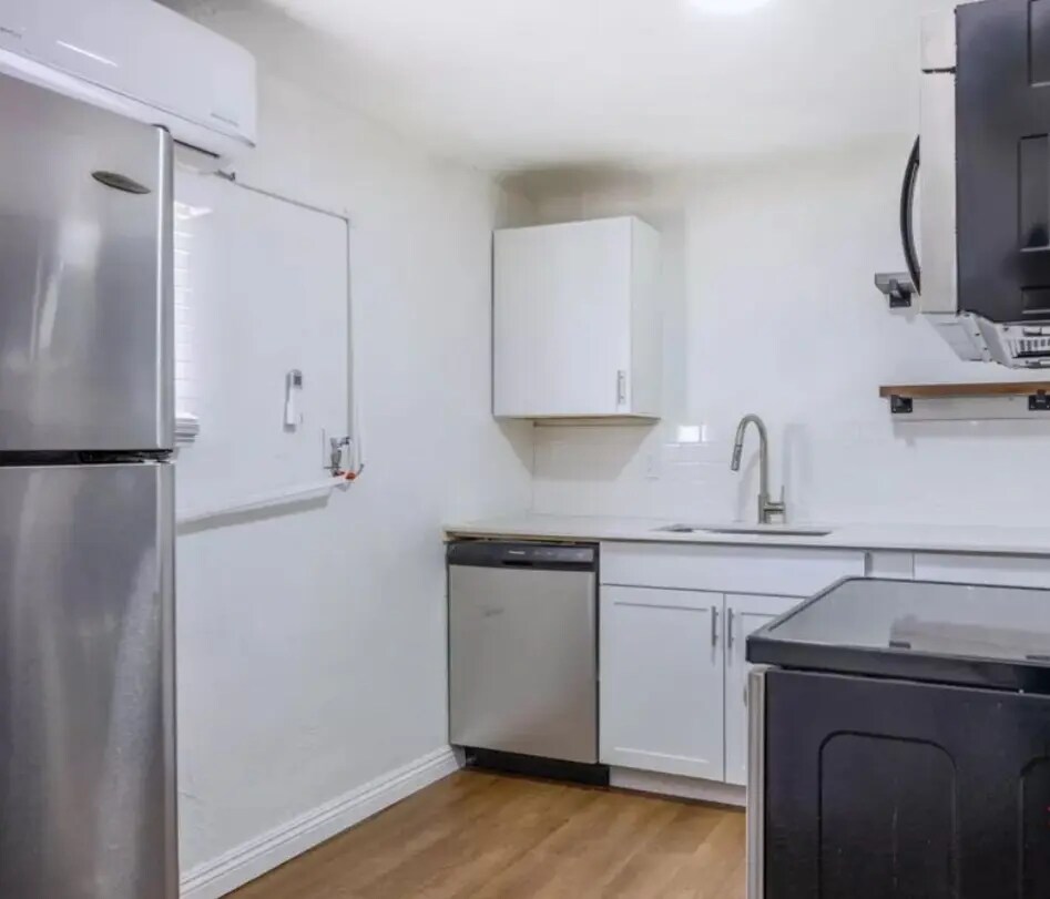 Kitchen - 421 W 9th St