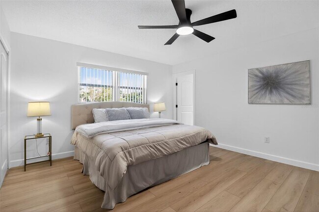 Building Photo - 4210 Palm Dr