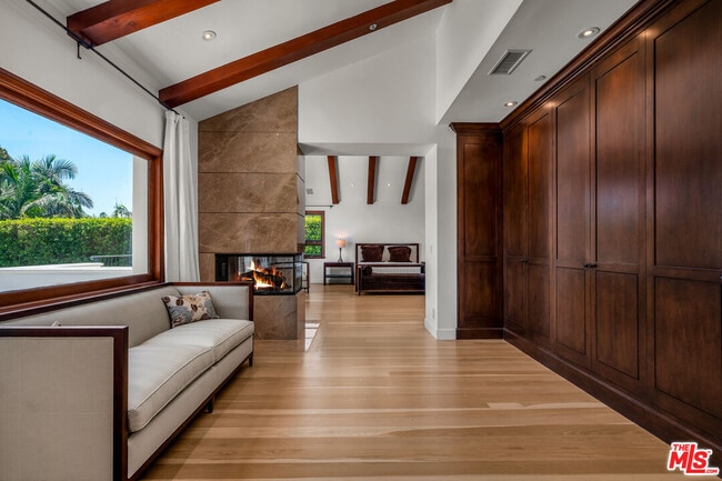 Building Photo - 2134 La Mesa Dr
