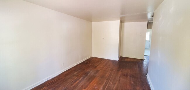 Building Photo - 2 Bedroom Duplex