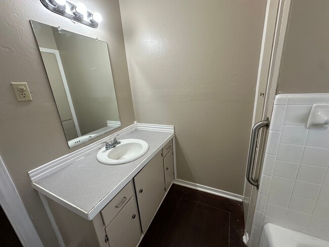 Building Photo - 210 Memory Ln