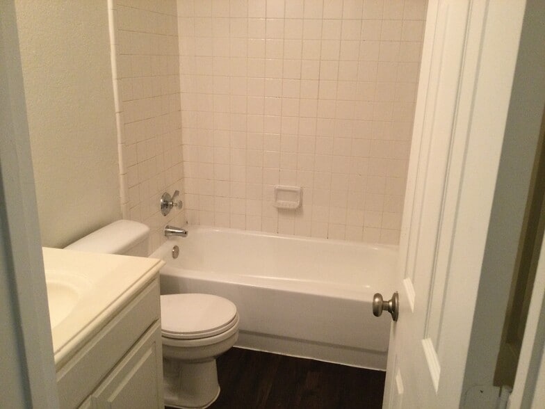 Building Photo - 300 Trailwood Dr