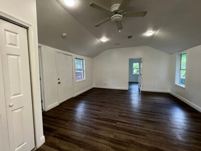 Building Photo - SRATm Triplex 1009 &amp; 1011 26th Ave W B...
