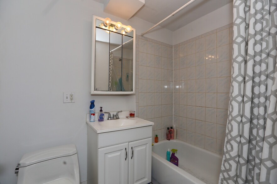 Building Photo - 922 W Addison St