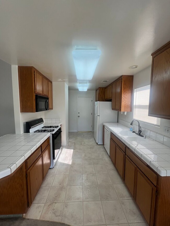 Building Photo - Cute North Bakersfield home!
