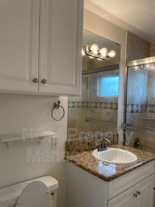 Building Photo - 2835 E 5th St