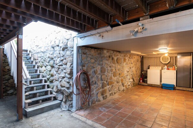Building Photo - 611 Lantern Ln