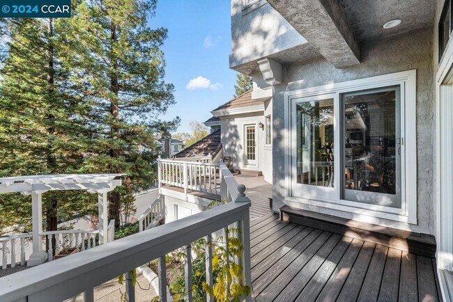 Building Photo - 3040 Stonegate Dr