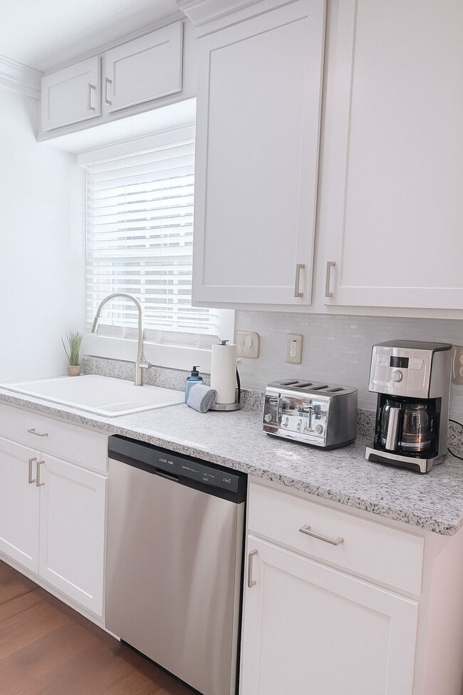 Building Photo - 445 Short Hills Dr