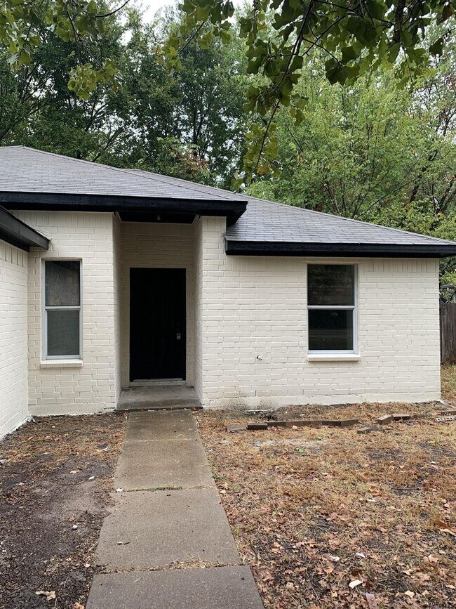 Building Photo - 120 Plumthicket Way
