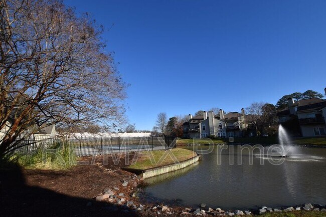 Building Photo - 525 E Lake Cir