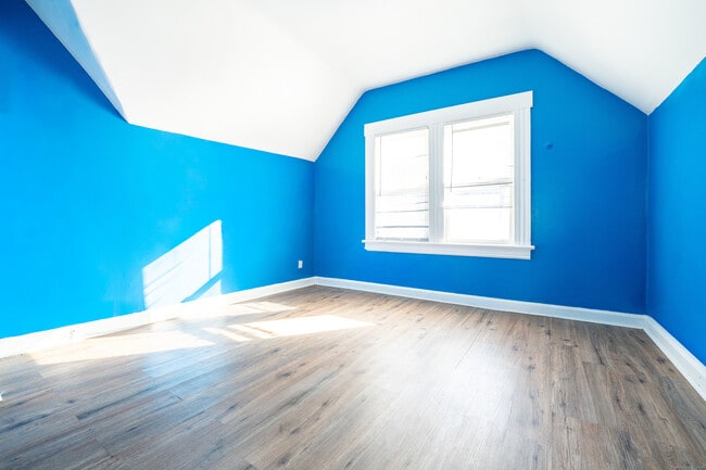 Building Photo - 540 Laurel Ave