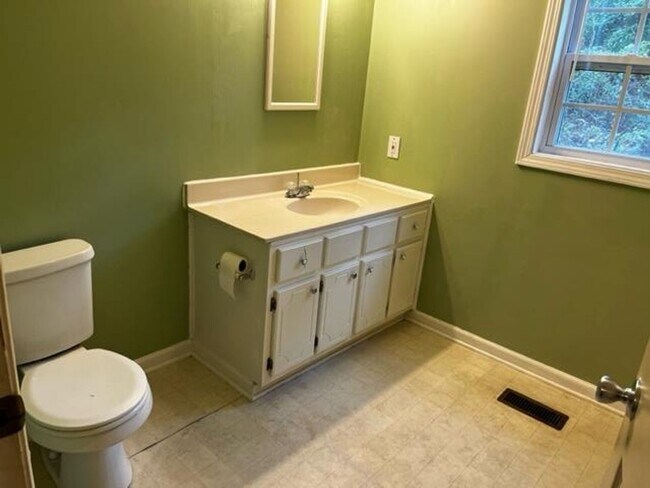 Building Photo - Beautiful 3 Bedroom/2 Bath Home Off Baytree!