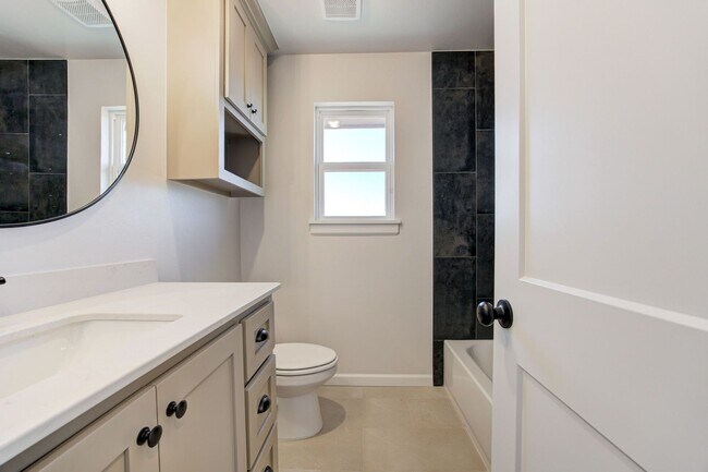 Building Photo - Newer home Available Noble OK