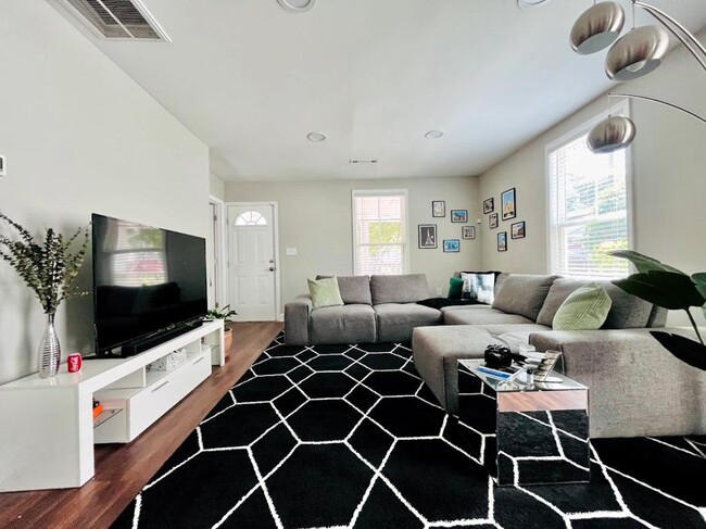 Primary Photo - 1369 Gault St SE