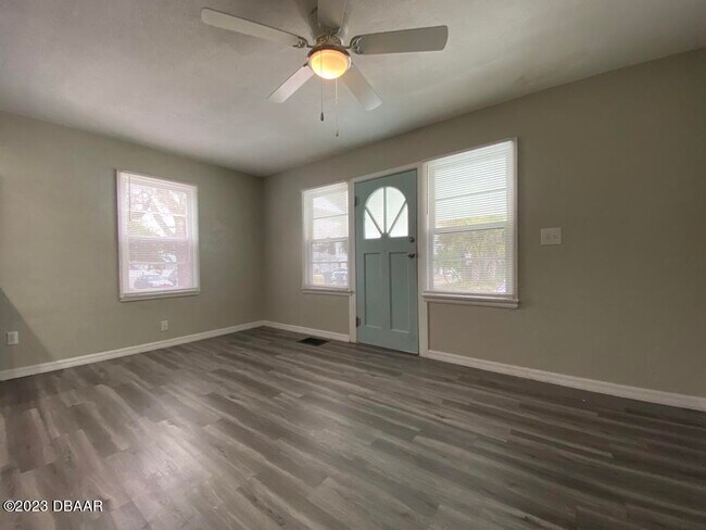 Building Photo - 215 N Oleander Ave