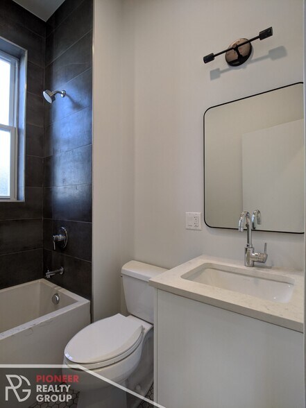 Building Photo - 2121 W Belmont Ave