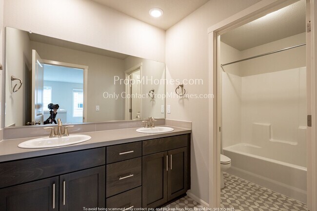 Building Photo - Discover Your Dream Home: Gorgeous Three B...