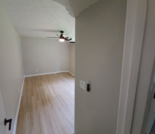 Building Photo - {MA3101}  COMPLETELY RENOVATED. Available ...