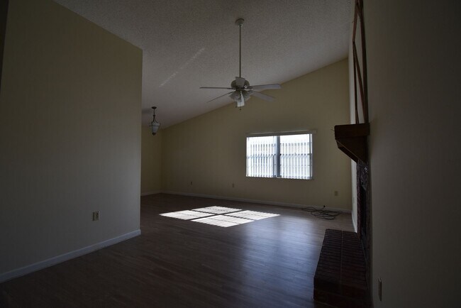 Building Photo - APOPKA: 3 bed/2 bath POOL HOME - AVAILABLE...