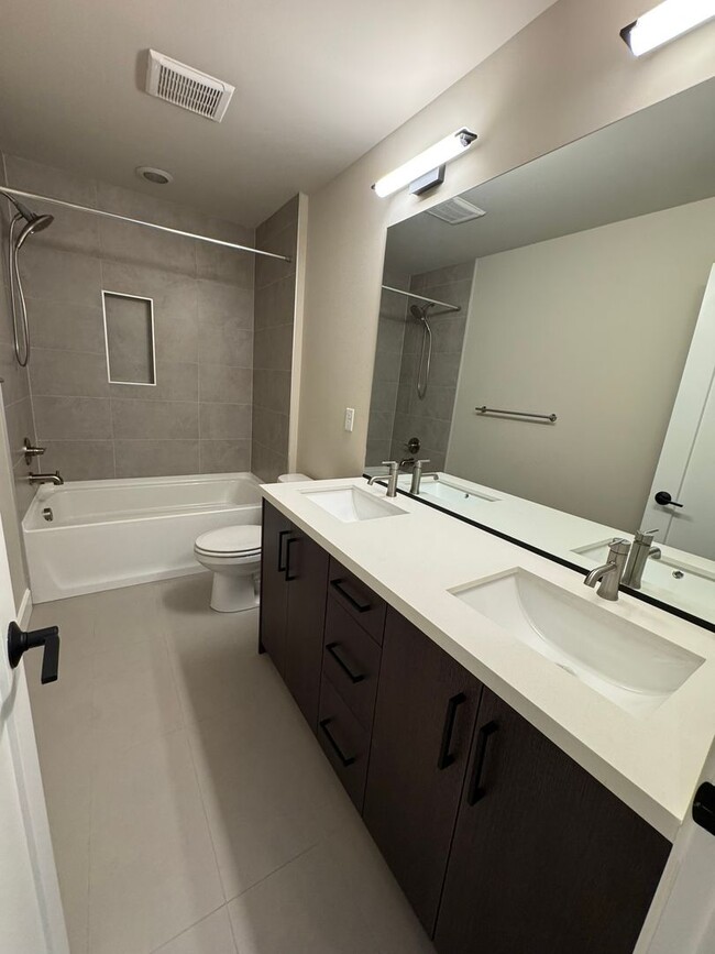 Building Photo - 4Bd/3.25Ba Kirkland Townhouse