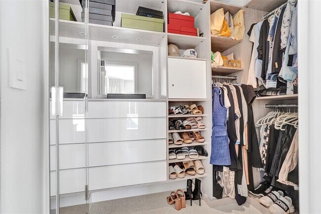 Building Photo - 2514 Yacht Club Blvd