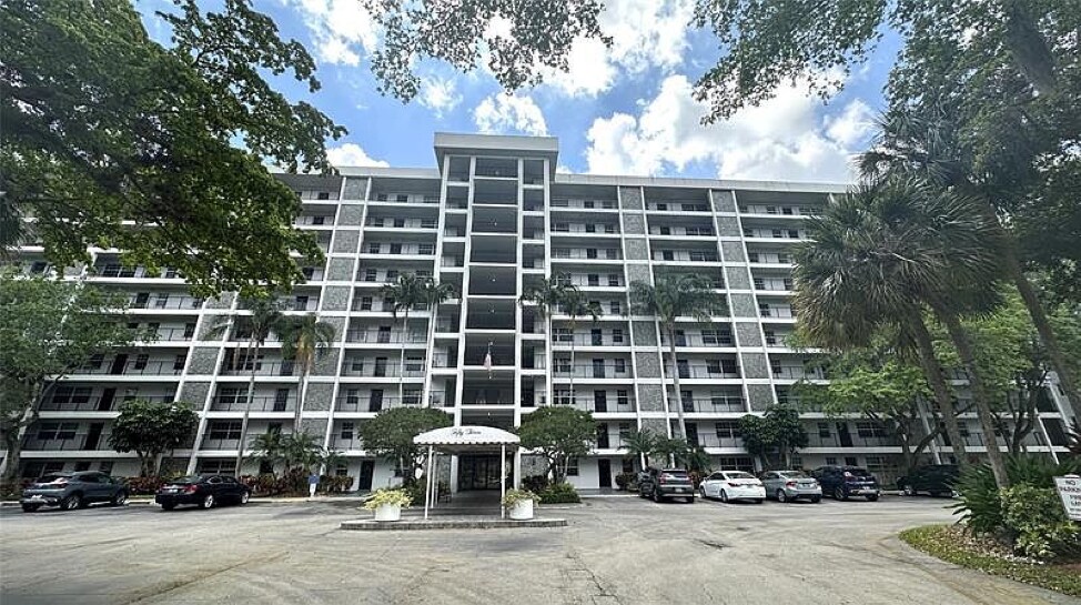 Building Photo - 2900 N Course Dr