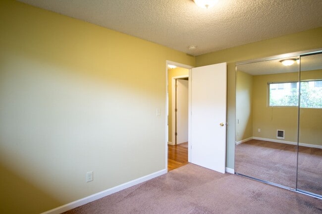Building Photo - 3717 SE 35th Pl