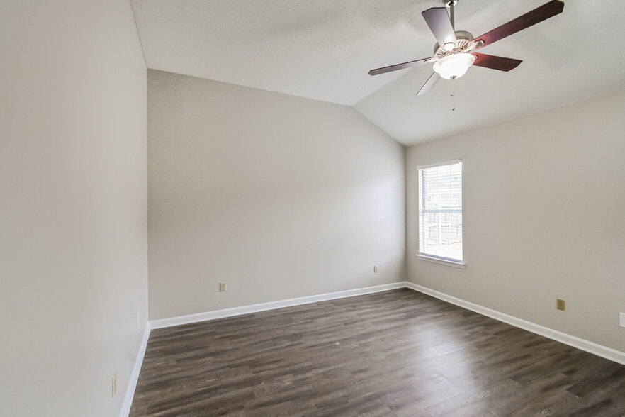 Building Photo - 8262 Regal Bend Dr