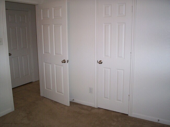 Building Photo - 2203 Botanical Dr