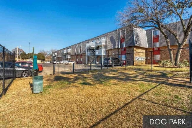 Building Photo - 2612 Southwest Pkwy