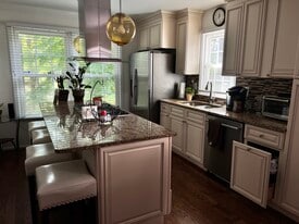 Building Photo - 9446 Cloverdale Ct