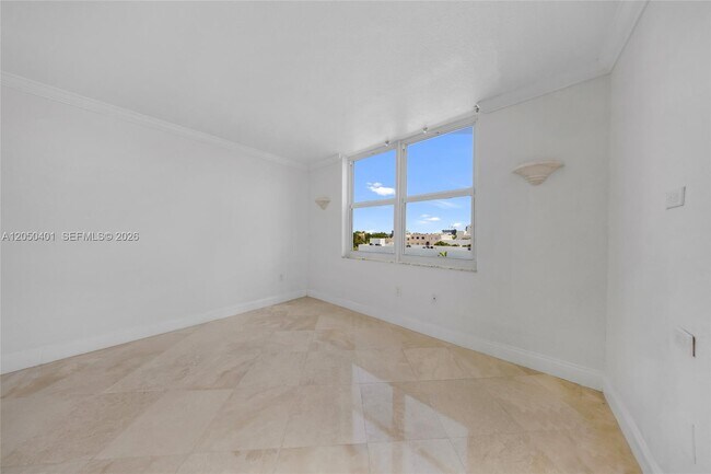Building Photo - 720 Collins Ave