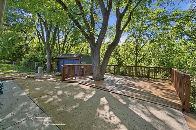 Building Photo - Three Bedroom Home with Great Outdoor Entertainment Space!