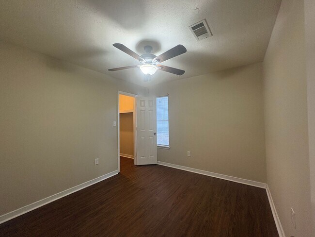 Building Photo - 2012 Red Oak Dr