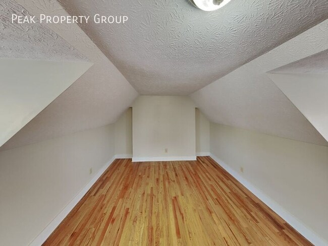 Building Photo - 1371 Summit St