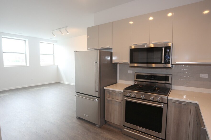 Building Photo - 932 W Dakin St
