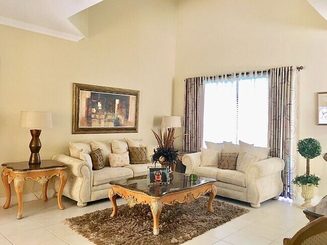 Building Photo - "Spacious 4-Bed Oasis with Granite Elegance & Pool in Miami Lakes"