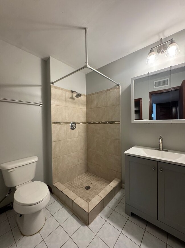 Building Photo - Beautiful 3-bedroom house for Rent AVAILAB...