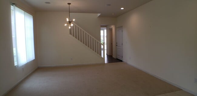 Building Photo - Spectacular 4 bedroom, 2.5 bath home on private lane
