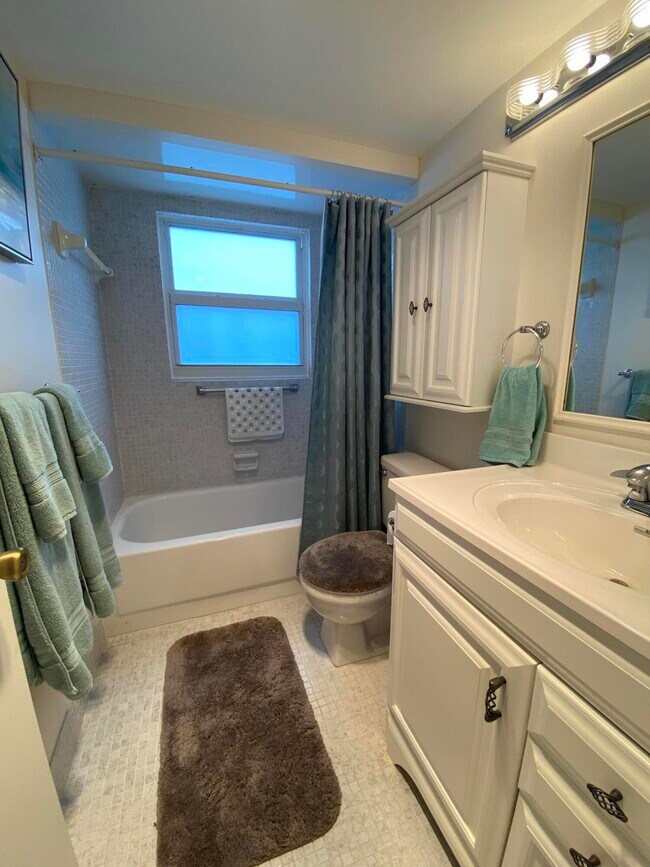 Building Photo - 72 Newport D