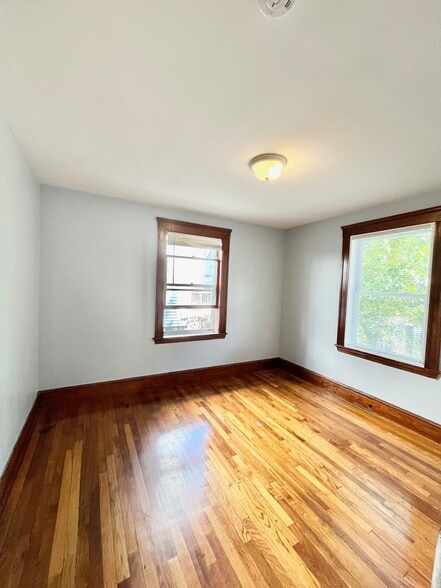 Building Photo - 65 Saxton St