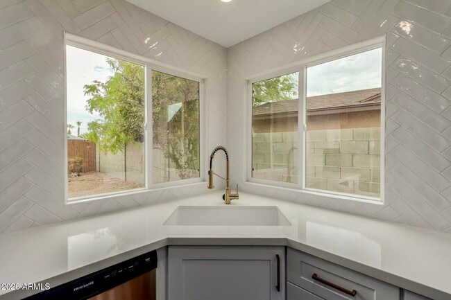 Building Photo - 10705 E Mercer Ln