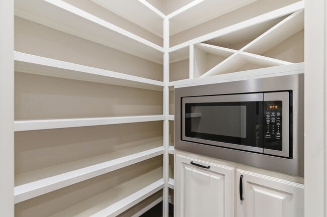 Building Photo - 414 Woodpecker Forest Ln