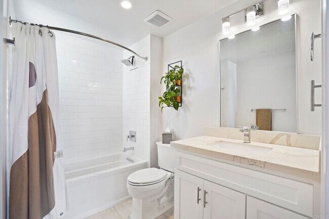 Building Photo - Discover this stunning 2-bedroom, 2-bath home in San Diego!